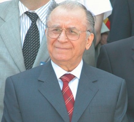 Iliescu: Nu compromiţi USL pentru un om care tulbură apele ca să iasă în faţă